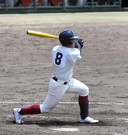 　９回、大阪桐蔭・池田は左越えにサヨナラ二塁打を放つ（撮影・山口登）