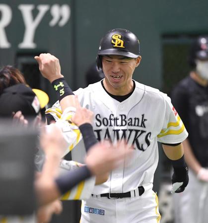 ２回、同点となるソロを放ち、ナインに迎えられるソフトバンク・長谷川勇也＝ＰａｙＰａｙドーム（撮影・北村雅宏）