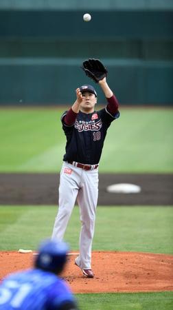 １回、宮崎を投ゴロに打ち取る田中将（撮影・佐藤厚）