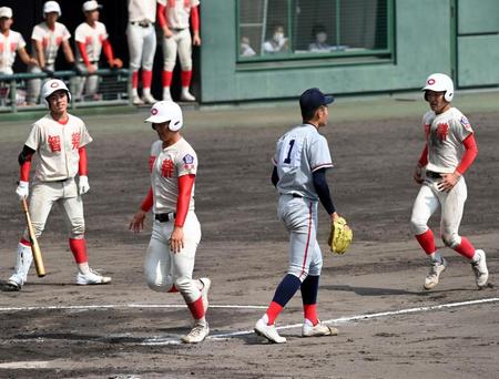 ８回、京都国際の守備の乱れで、三走の智弁学園・前川と二塁走者の岡島が生還し勝ち越す（撮影・山口登）