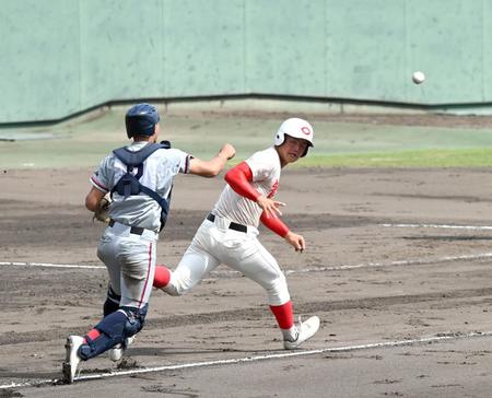 ８回、京都国際・中川が三塁へ悪送球する（撮影・山口登）