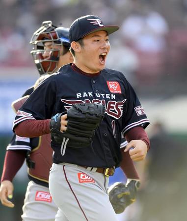 ９回、無死満塁のピンチを無失点で乗り切り、喜び勇んでベンチに帰る松井（撮影・佐藤厚）