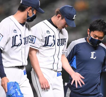 ６回、近本の打球を受け降板する今井（撮影・金田祐二）