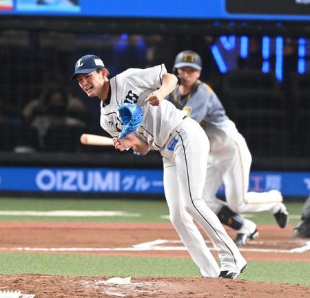 ６回、近本のピッチャー返しが直撃し、勢いでグラブが外れる今井（撮影・高石航平）