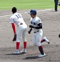 　９回、大阪桐蔭・池田は左越えにサヨナラ二塁打を放ち、ナインの所に向かう（撮影・山口登）