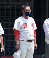 試合を終え整列する智弁和歌山・中谷監督＝皇子山球場（撮影・山口登）