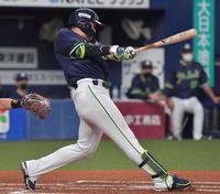 １回、先制となる犠飛を放つ村上（撮影・神子素慎一）