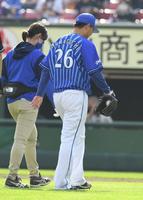 ７回、打者・岡島の時に降板する浜口（撮影・佐藤厚）