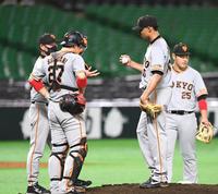 ５回途中、交代を告げられたサンチェス（右から２人目）＝撮影・北村雅宏