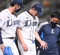 ６回、近本の打球を受け降板する今井（撮影・金田祐二）