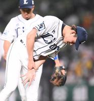 ６回、近本の打球を受け降板する今井（撮影・金田祐二）