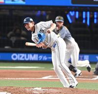 ６回、近本のピッチャー返しが直撃し、勢いでグラブが外れる今井（撮影・高石航平）