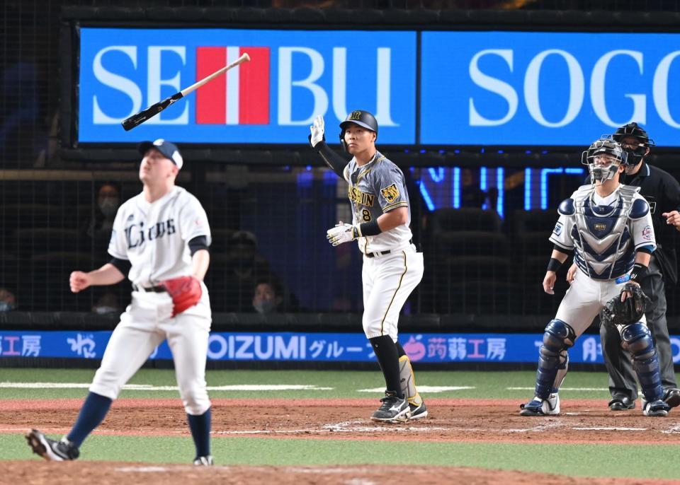 　９回、プロ初の１試合３本塁打となる勝ち越し３ランを放つ佐藤輝（撮影・高石航平）