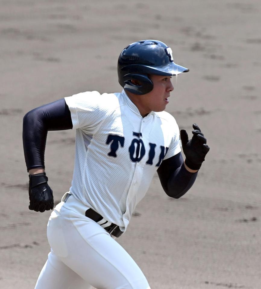 　９回、大阪桐蔭・池田は左越えにサヨナラ二塁打を放つ（撮影・山口登）