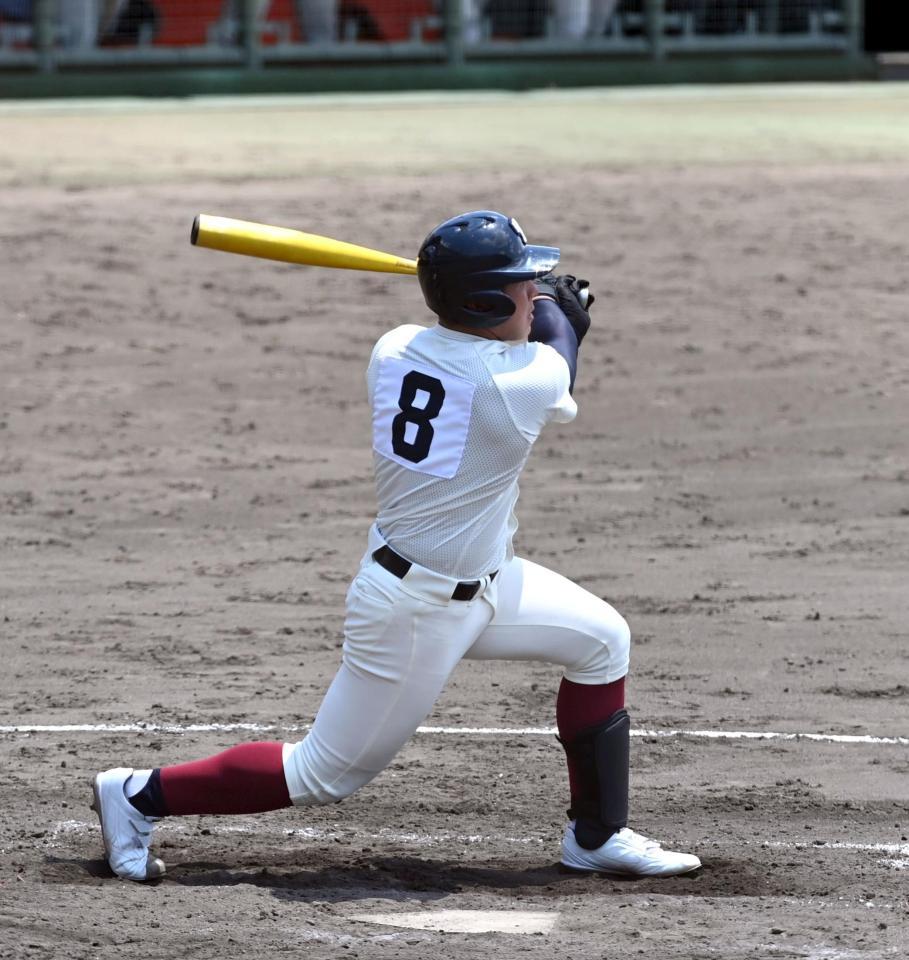 　９回、大阪桐蔭・池田は左越えにサヨナラ二塁打を放つ（撮影・山口登）