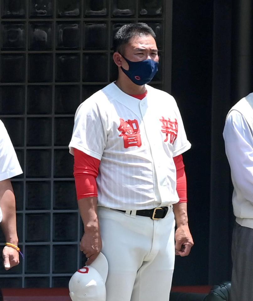 試合を終え整列する智弁和歌山・中谷監督＝皇子山球場（撮影・山口登）