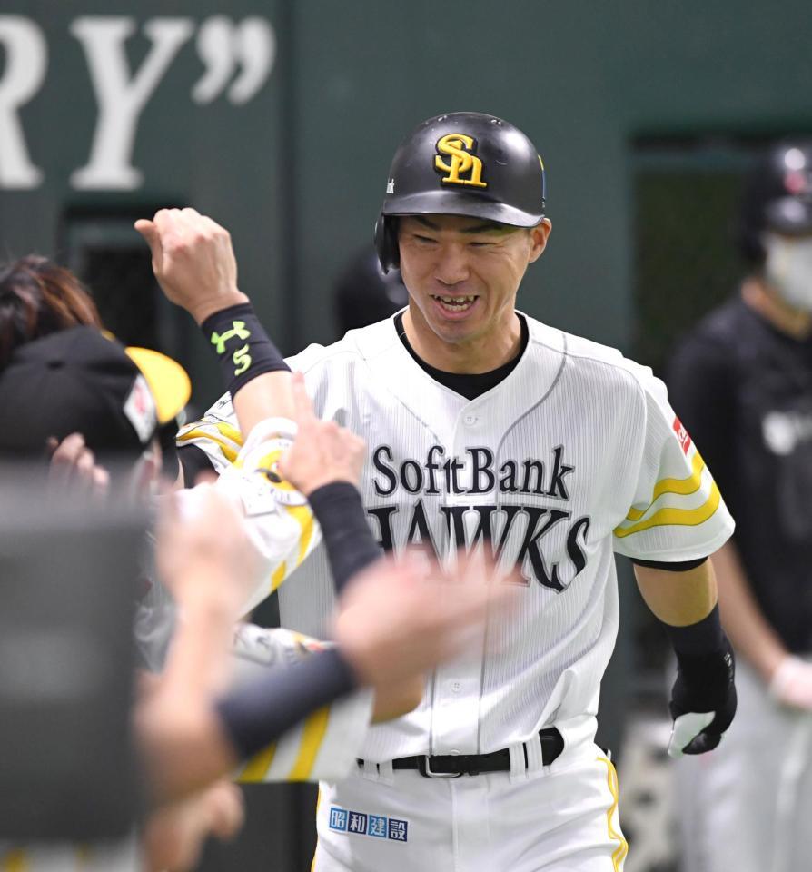 ２回、同点となるソロを放ち、ナインに迎えられるソフトバンク・長谷川勇也＝ＰａｙＰａｙドーム（撮影・北村雅宏）
