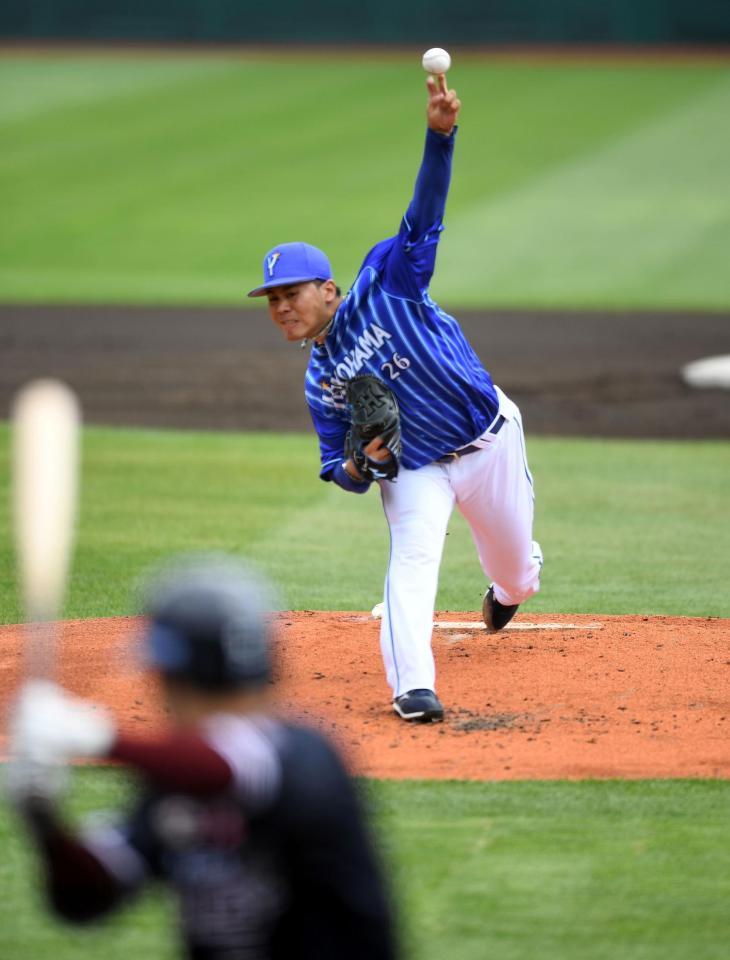 １回、茂木に速球を投げ込む浜口（撮影・佐藤厚）