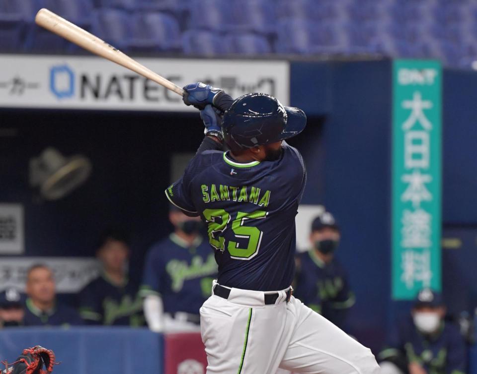 ２回、ソロを放つサンタナ（撮影・神子素慎一）