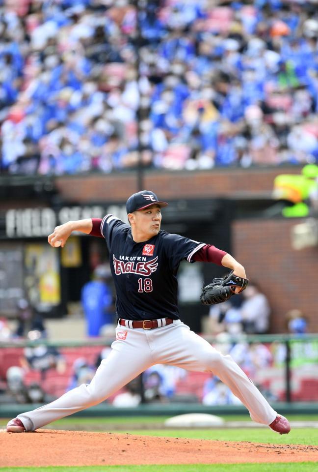 楽天ファンの応援を背に力投する田中将（撮影・佐藤厚）