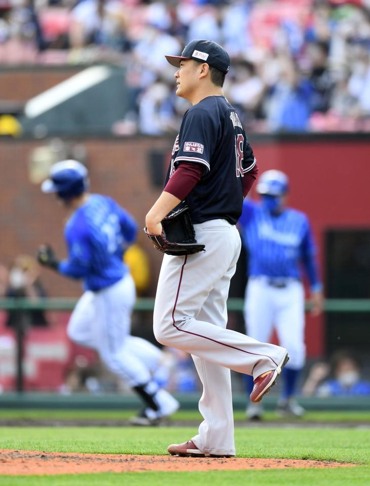 ６回、オースティン（左）にソロ本塁打を打たれた田中将（撮影・佐藤厚）