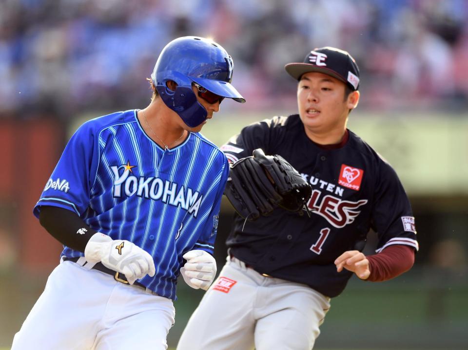 ９回表１死満塁、打者山下幸輝が楽天・松井裕樹の２球目を空振り。三走・神里和毅（左）が飛び出し、挟殺される（右は楽天・松井裕樹）＝楽天生命パーク（撮影・佐藤厚）