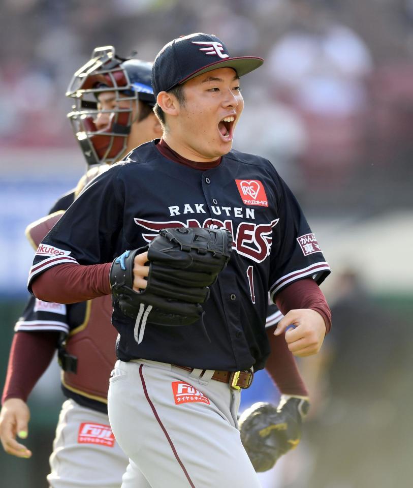 ９回、無死満塁のピンチを無失点で乗り切り、喜び勇んでベンチに帰る松井（撮影・佐藤厚）