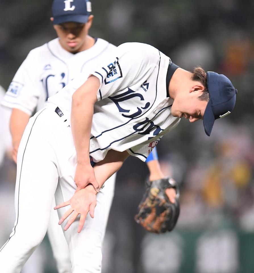 ６回、近本の打球を受け降板する今井（撮影・金田祐二）