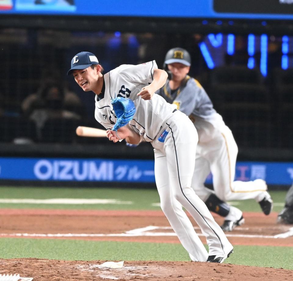 ６回、近本のピッチャー返しが直撃し、勢いでグラブが外れる今井（撮影・高石航平）