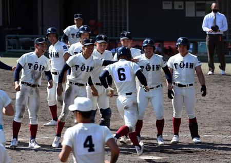 　１０回、サヨナラ２ランを放った藤原（６）を迎える大阪桐蔭ナイン（撮影・山口登）