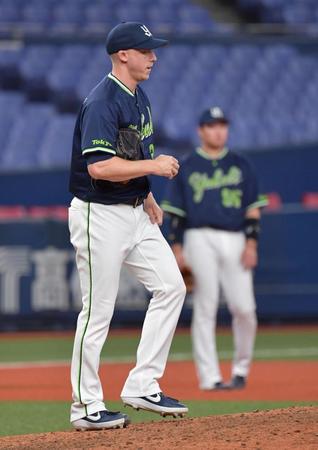 ８回、逆転を許しうな垂れるマクガフ（撮影・神子素慎一）