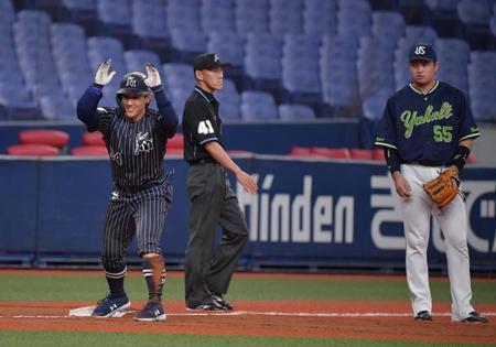 ８回、逆転となる適時三塁打を放った吉田正はベンチに向かってポーズ。右はぼう然とする村上（撮影・神子素慎一）