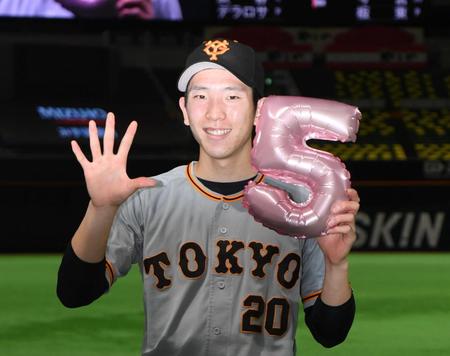 ５勝目を挙げ、笑顔を見せる戸郷（撮影・北村雅宏）