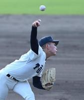 　７回から登板し力投する大阪桐蔭・竹中（撮影・山口登）