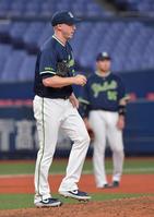 ８回、逆転を許しうな垂れるマクガフ（撮影・神子素慎一）