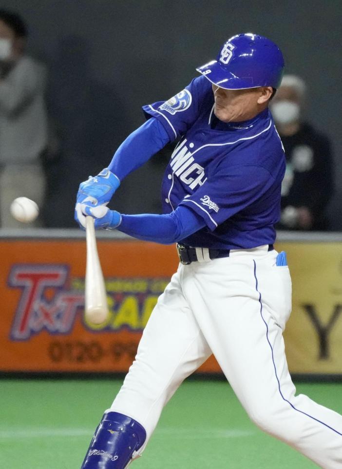 　１回、福留が左前に先制打を放つ（共同）