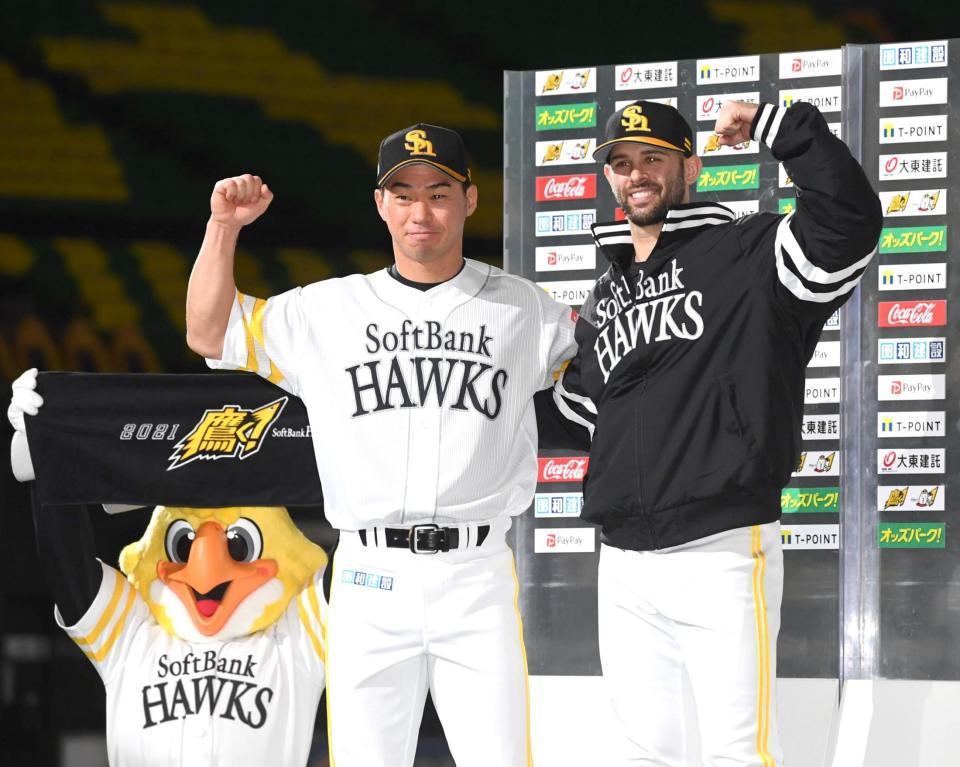 　お立ち台でポーズをとる長谷川（左）とマルティネス