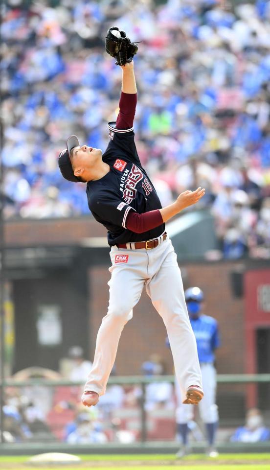 　８回、伊藤光の投ゴロをジャンプして好捕する田中将