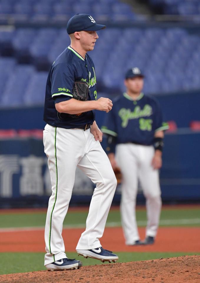 ８回、逆転を許しうな垂れるマクガフ（撮影・神子素慎一）