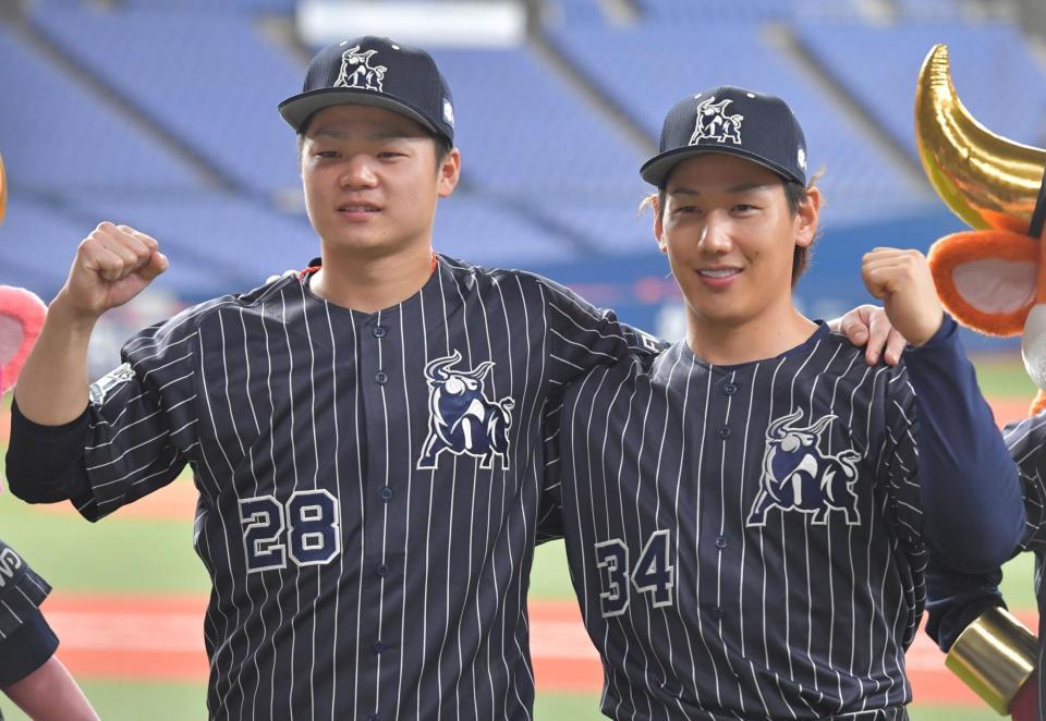 笑顔をみせる富山と吉田正（撮影・神子素慎一）