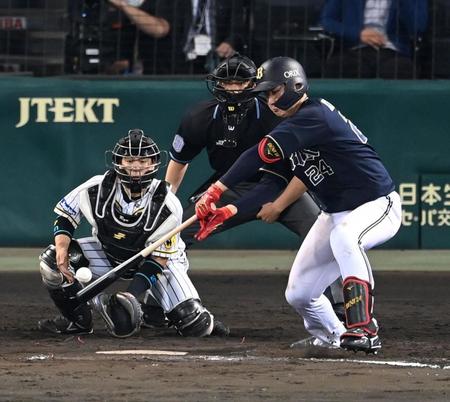 ８回、２点タイムリーを放つオリックス・紅林＝甲子園（撮影・飯室逸平）