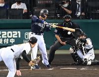 ８回オリックス１死、中前打を放つオリックス・吉田正＝甲子園（撮影・飯室逸平）