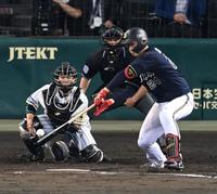 ８回、２点タイムリーを放つオリックス・紅林＝甲子園（撮影・飯室逸平）