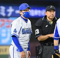 ５回、選手交代を告げるＤｅＮＡ・三浦監督（左）＝横浜スタジアム（撮影・高石航平）