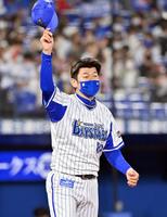 ソフトバンクに逆転勝ちし、ファンにあいさつするＤｅＮＡ・三浦監督＝横浜スタジアム