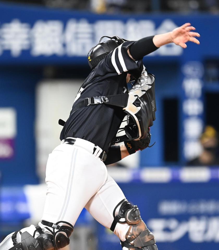 ６回、ＤｅＮＡ・オースティンに二盗を許したソフトバンク・甲斐＝横浜スタジアム（撮影・高石航平）