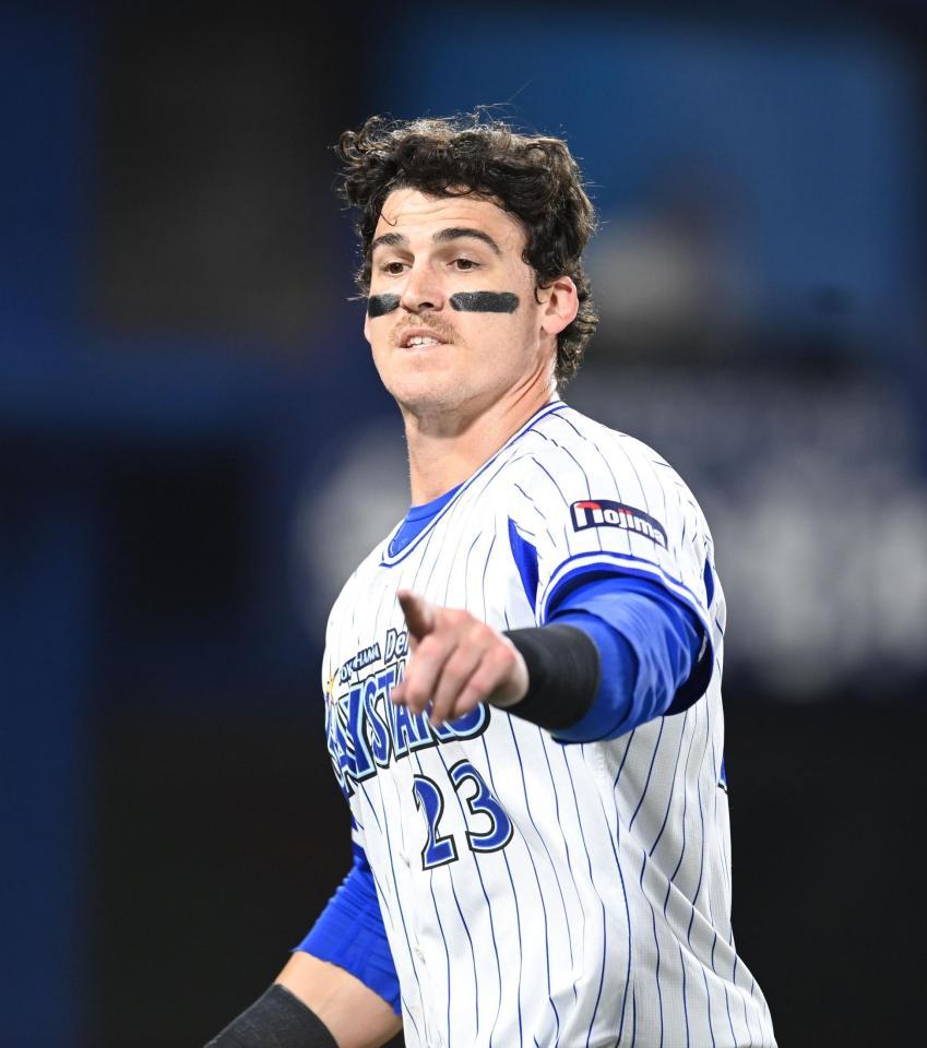 ６回、全力疾走と二盗を決め、ナインからの歓声に指さしで応えるＤｅＮＡ・オースティン＝横浜スタジアム（撮影・高石航平）