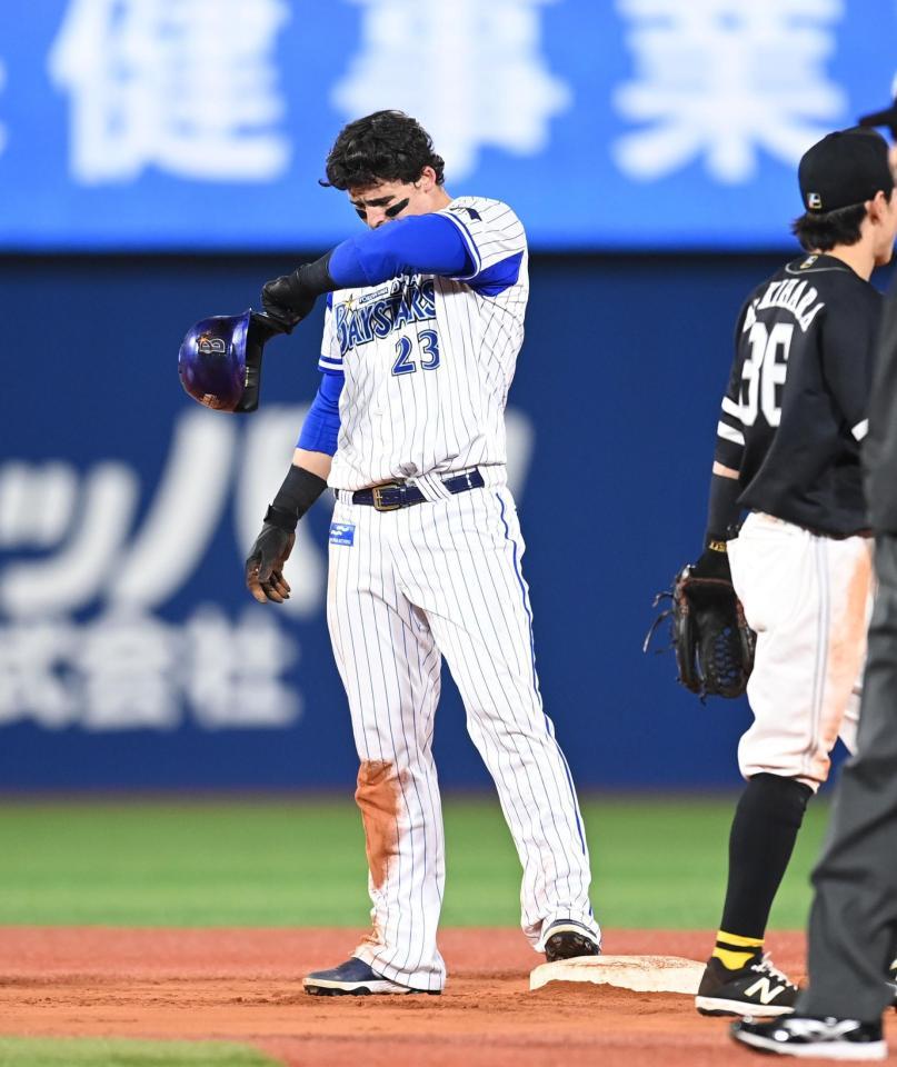 ６回、二盗を決めたＤｅＮＡ・オースティン＝横浜スタジアム（撮影・高石航平）