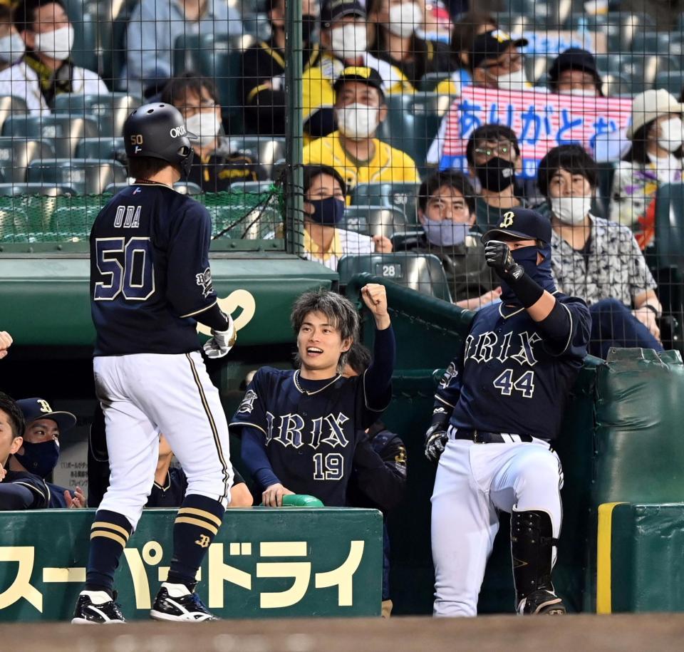 ８回、オリックス・小田が勝ち越しの生還し喜ぶ山岡＝甲子園（撮影・山口登）
