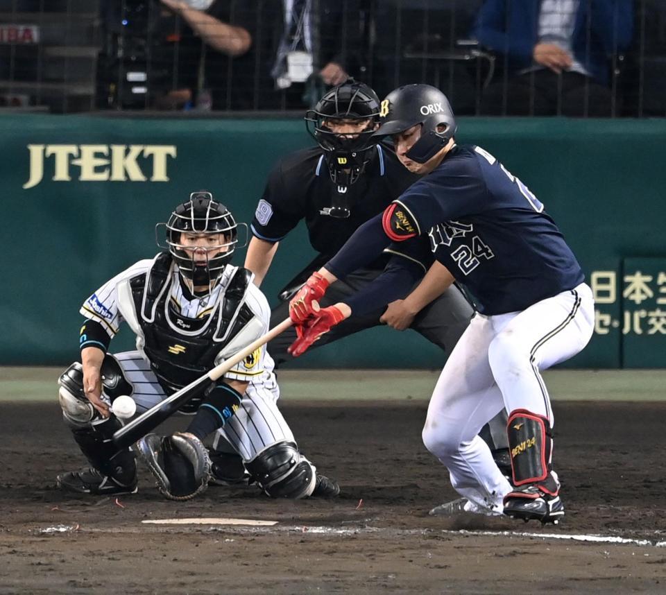 ８回、２点タイムリーを放つオリックス・紅林＝甲子園（撮影・飯室逸平）